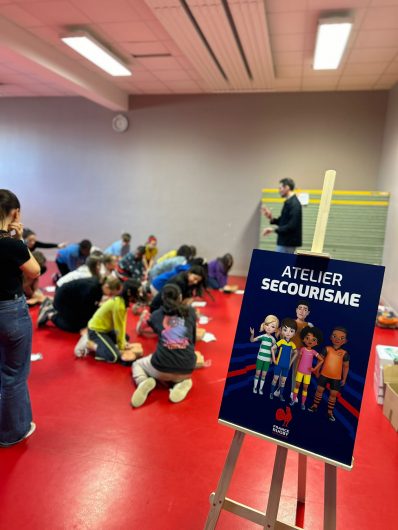 Atelier secourisme avec les écoliers du Mans durant le Parc France Rugby Expérience