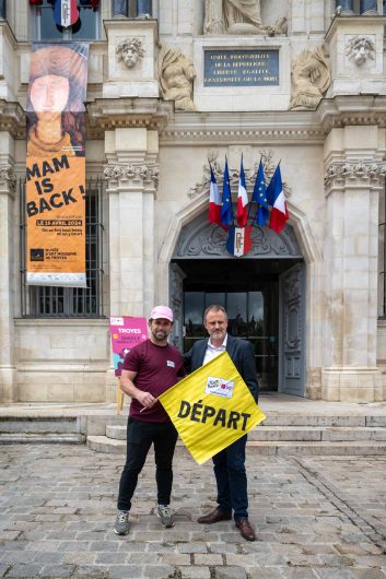 Jimmy Casper lors de la remise du drapeau officiel de départ auprès de M. Frédéric Serra à Troyes