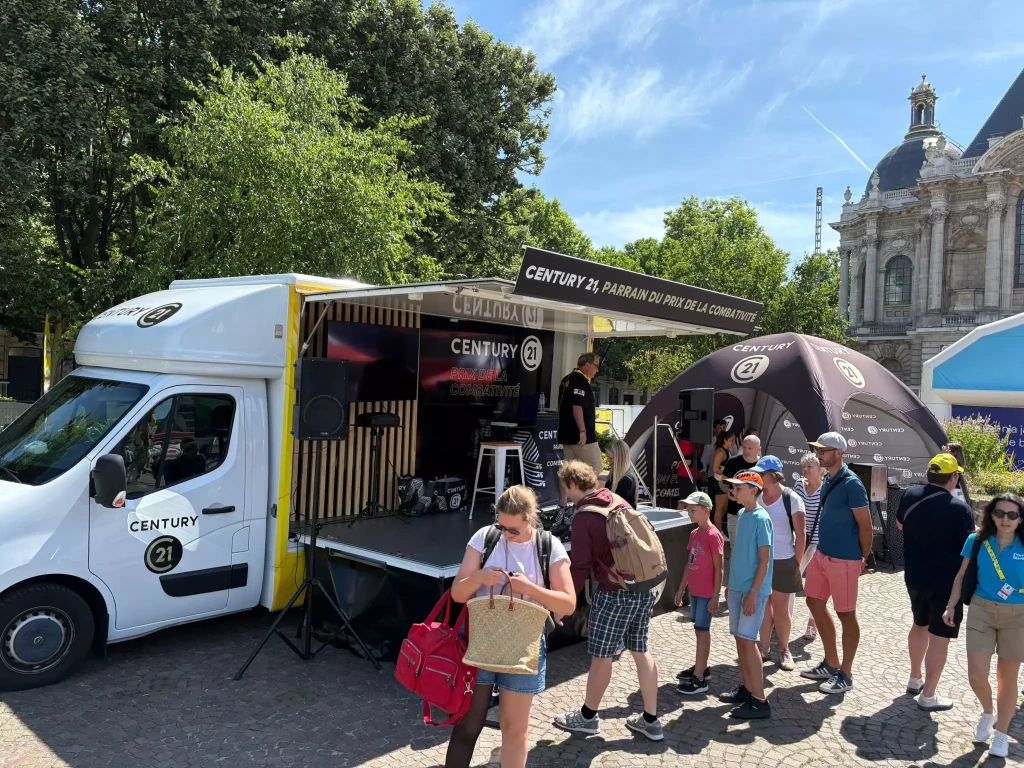 Camion podium avec cloison 